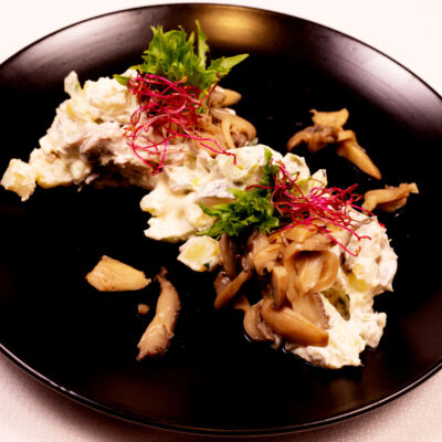 Kartulisalat marineeritud seente ja hapukoorega