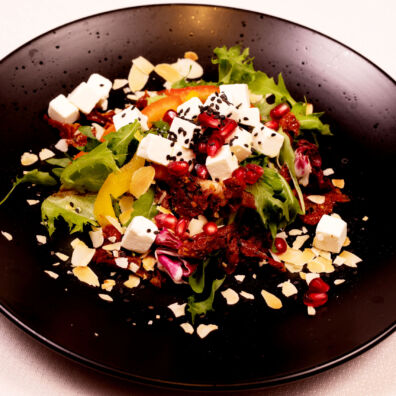 roheline salat päikesekuivatatud tomatitega