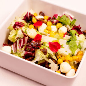 Värske salat mozzarella kirsside, minipipra ja datlitega